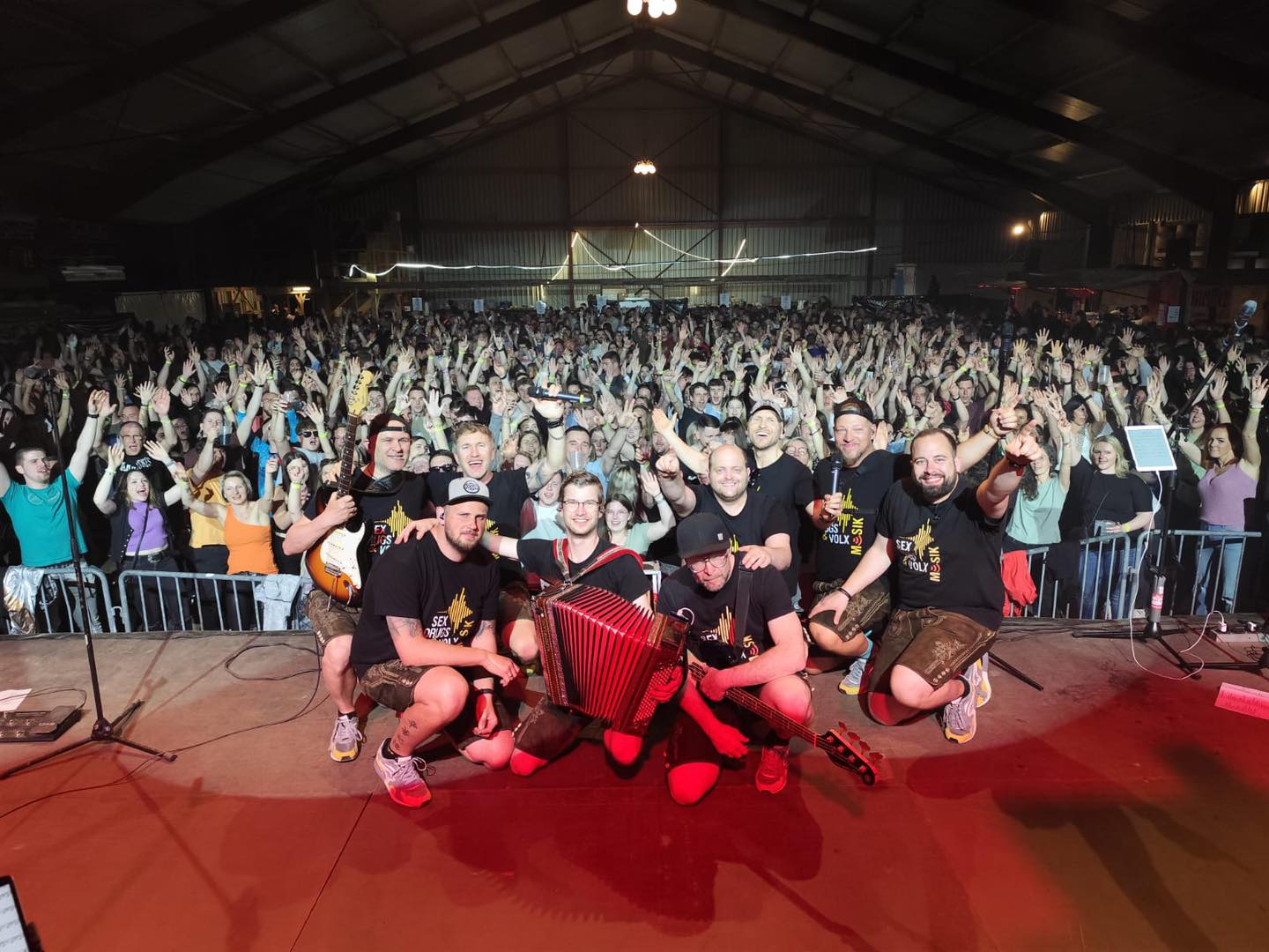 Krachleder Partyband live Festzelt Publikum