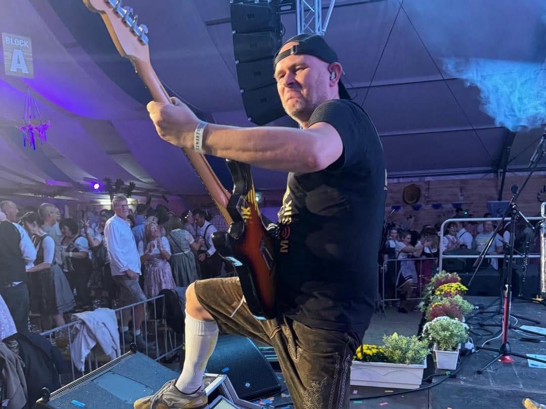 Krachleder Gitarrist live auf der Bühne